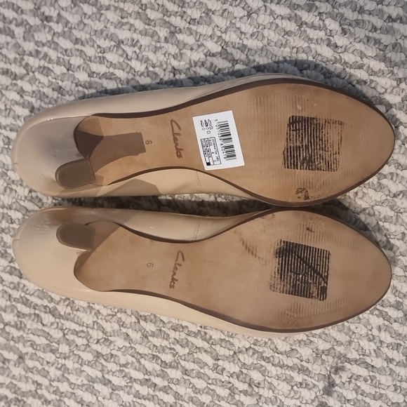 Clarks Nude Patent Leather Heel Pumps 8 - Picture 6 of 6